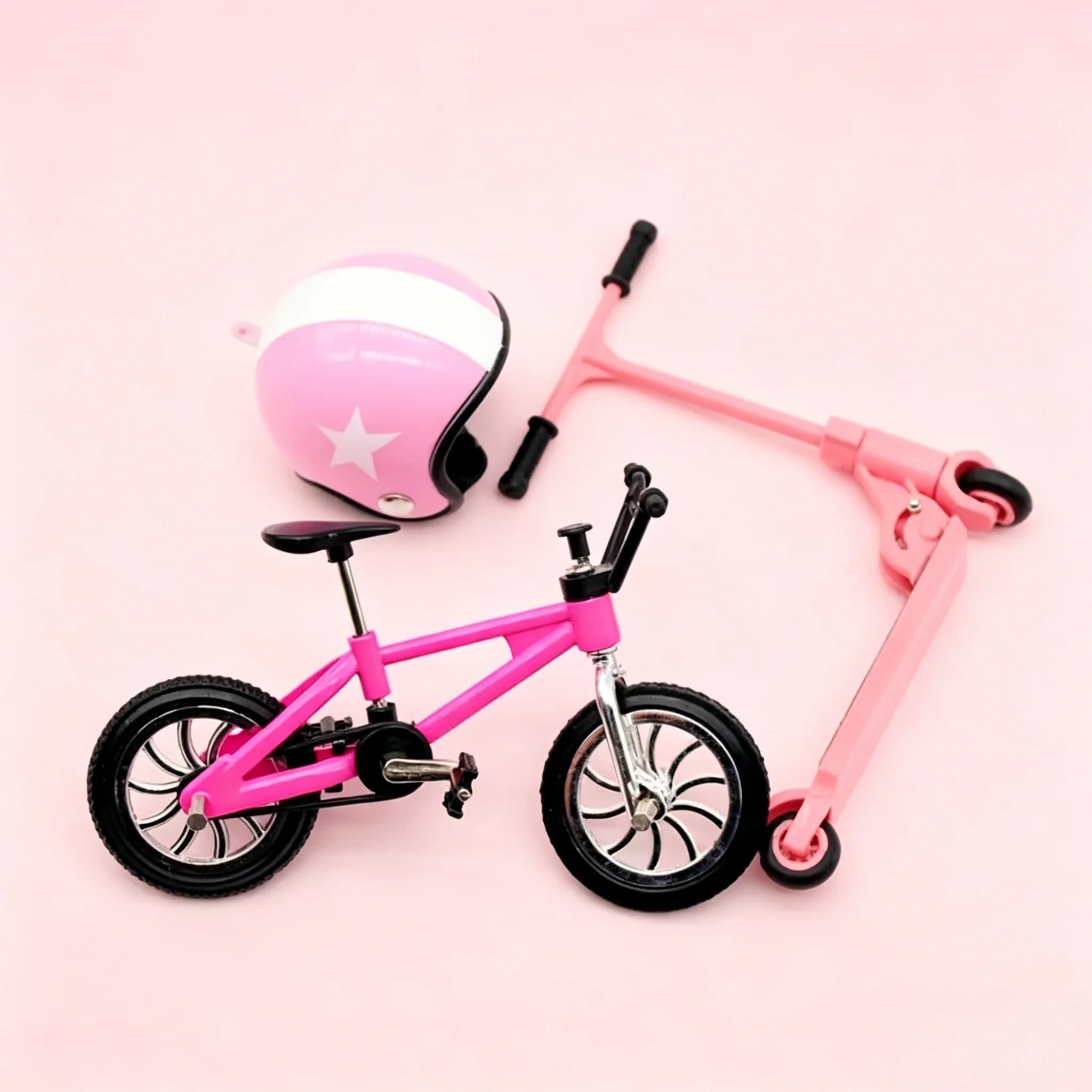 Set di biciclette, scooter e casco in miniatura per casa delle bambole in scala 1:12, accessori realistici per bambole