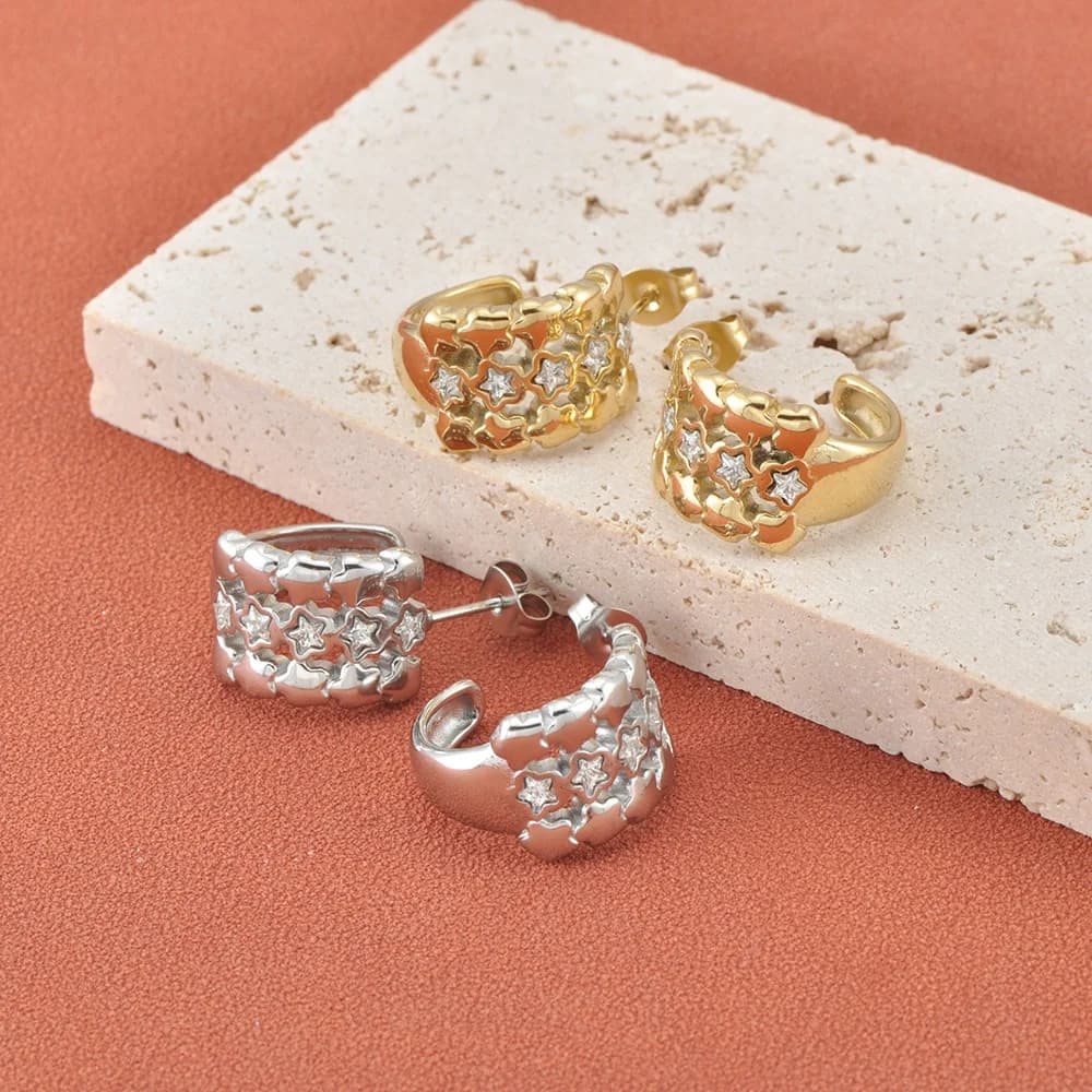 Orecchini a forma di stella con zirconi in acciaio inossidabile Lokaer per donna Orecchini a cerchio alla moda placcati in oro Gioielli impermeabili da indossare ogni giorno E26062