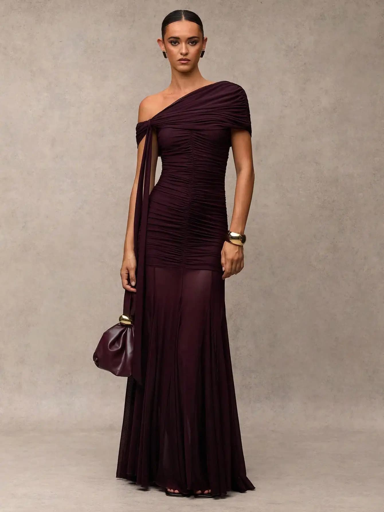 Abito monospalla bordeaux con drappeggio e gonna fluida a trapezio