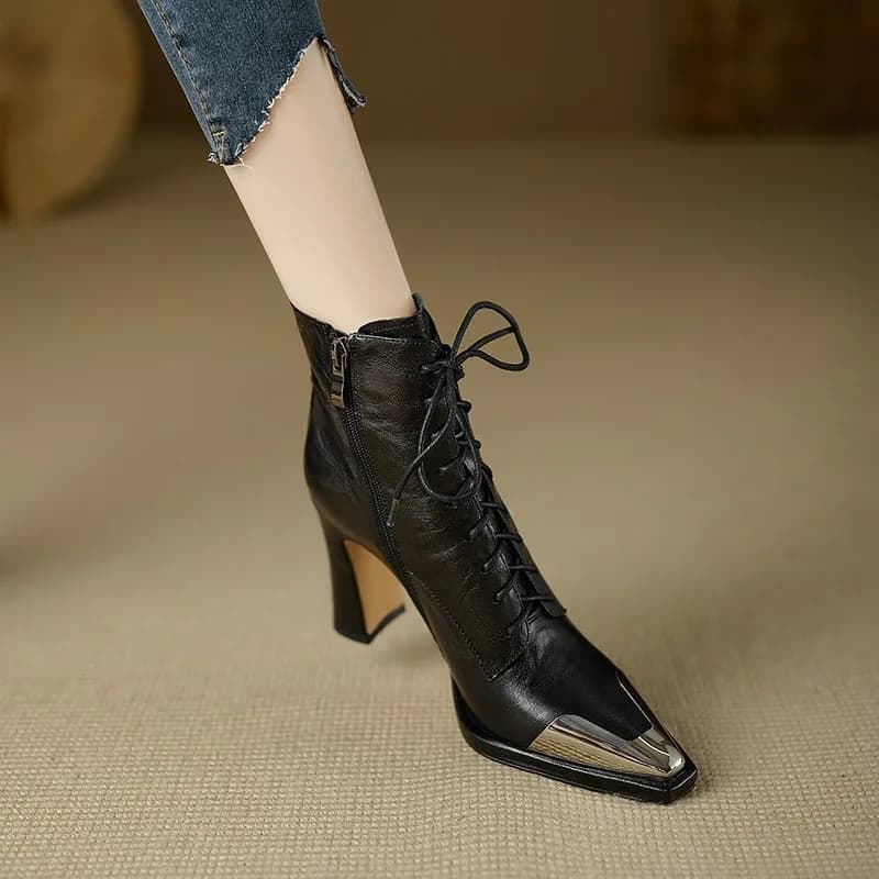 Scarpe da Donna 2026 Nuovi Stivaletti con Cinturino Tacco Alto Punta in Metallo Stivali Corti con Impugnatura in Morbida Pelle Marrone