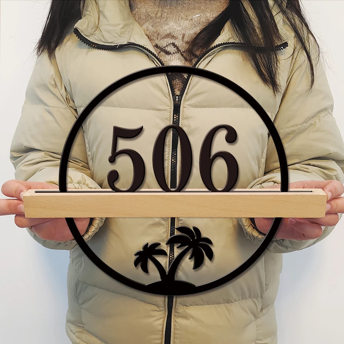Set di 1 Targa Personalizzata con Albero di Cocco Tropicale, Base in Legno e Numero in Metallo, Insegna per Ufficio o Negozio, Ideale come Regalo o Decorazione per la Casa