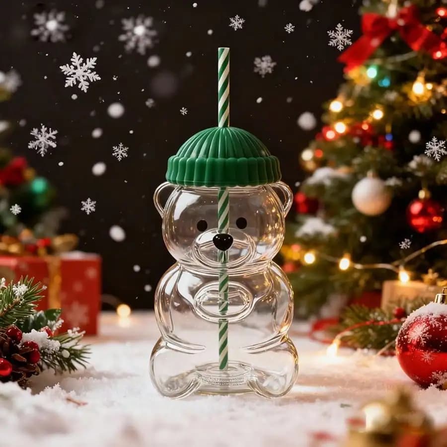 1 tazza per bevande fredde a forma di orsetto con cappello verde, tazza per bevande fredde alla moda e molto venduta, facile da trasportare, indispensabile per viaggi e casa.