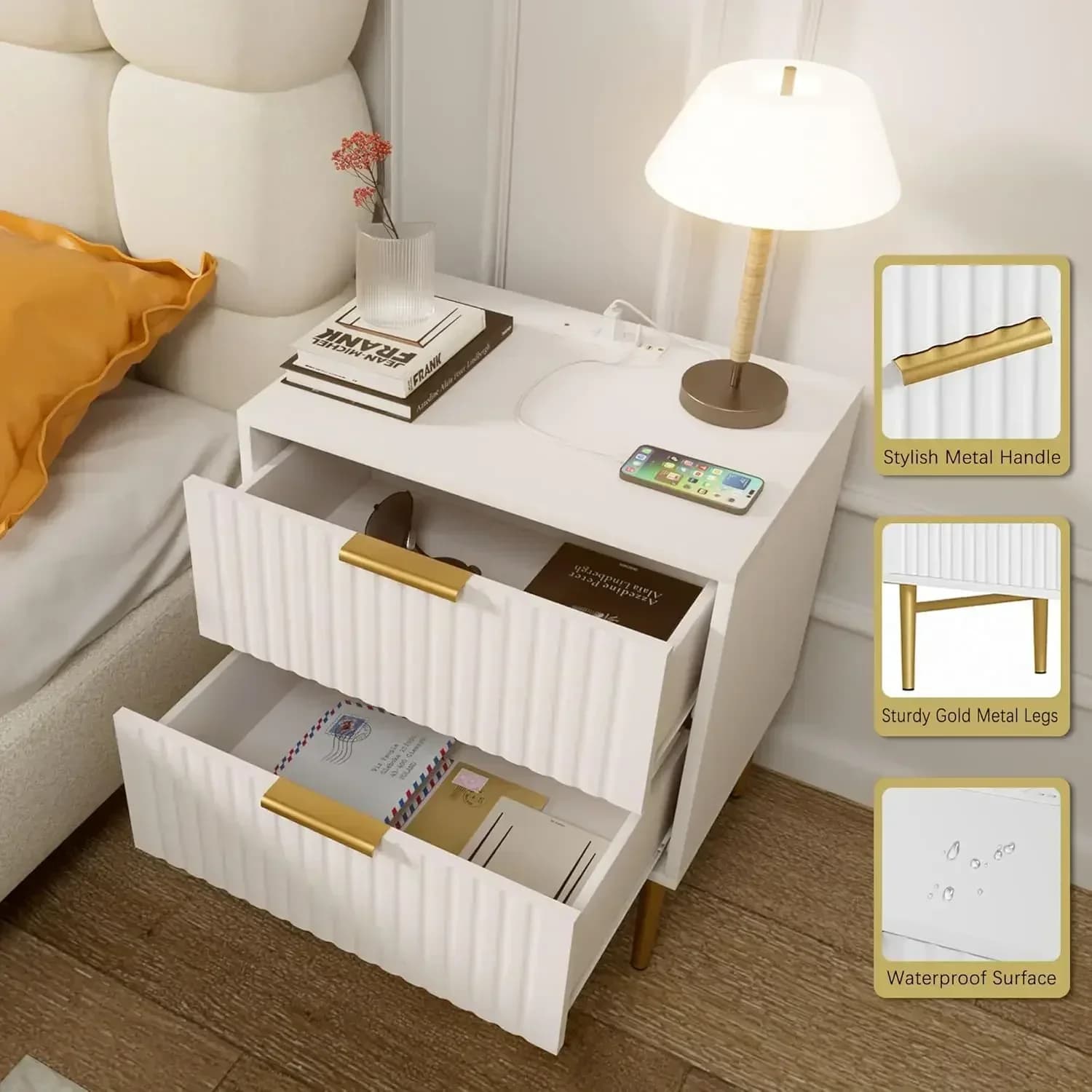 XMSJ. Set di 2 comodini bianchi con stazione di ricarica, comodino scanalato, comodino moderno con gambe dorate, tavolino da letto
