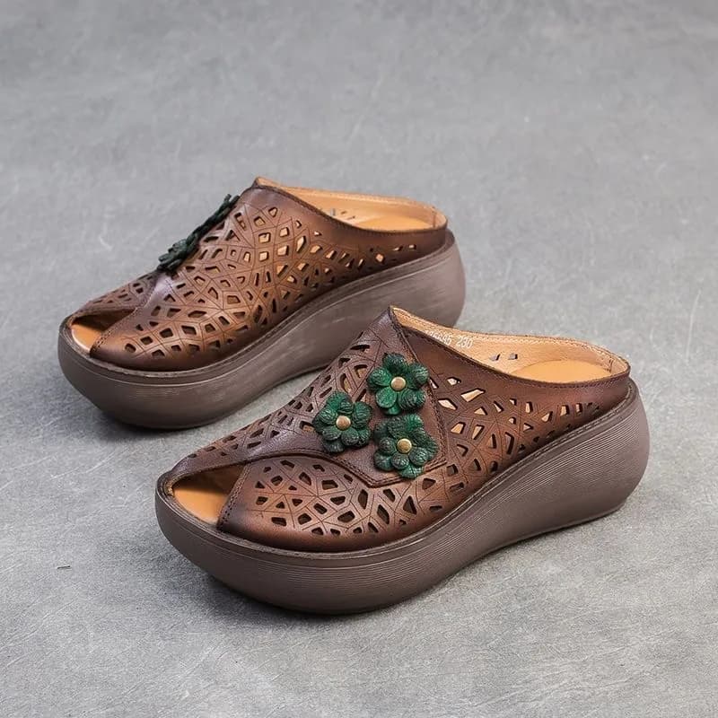 The summer sandal for women drags in soft hollow leather retro half-age mother and senior out of fish mouth slippers