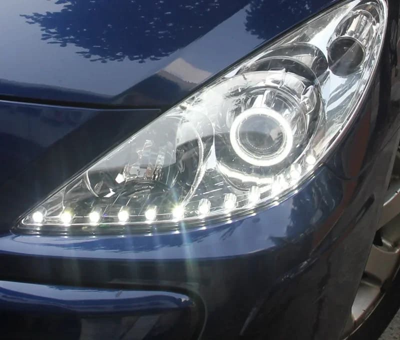 eOsuns HID Gruppo faro LED Angel Eye Luce di marcia diurna con indicatori di direzione per peugeot 307