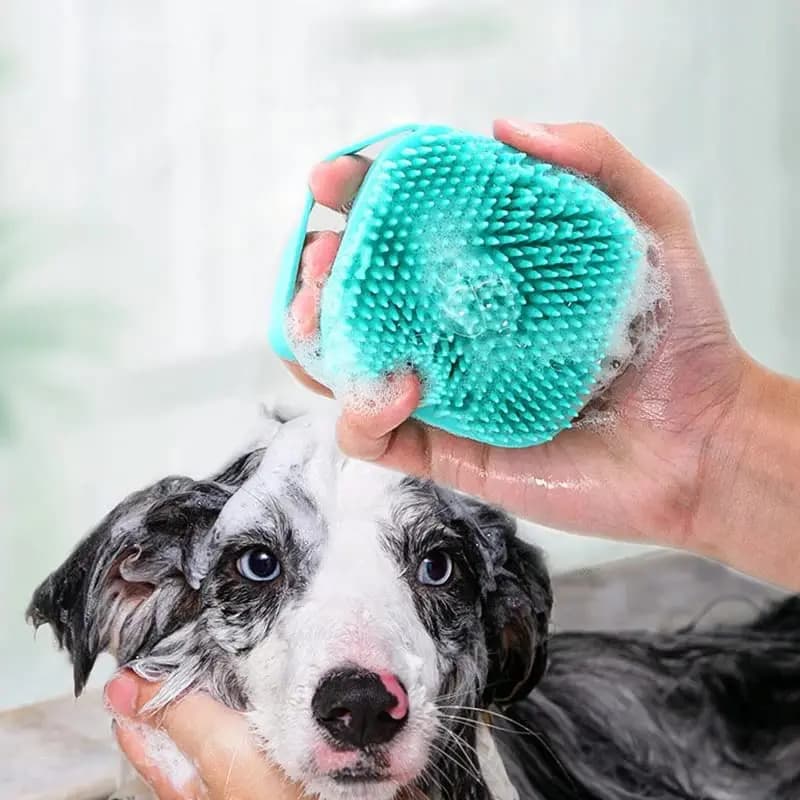 Spazzola per massaggio da bagno per toelettatura animali domestici con dispenser di sapone e shampoo Setole morbide in silicone per doccia per cani e gatti dai capelli lunghi e corti