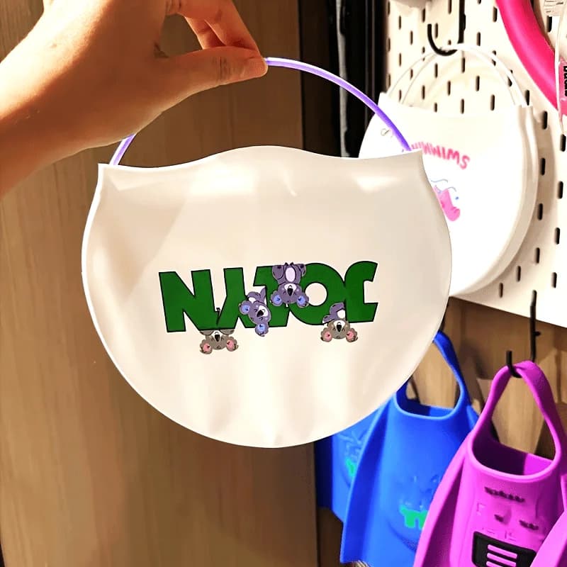 Un set di 2 supporti unici per la conservazione dei cappelli da nuoto, che consentono un facile appendimento e stoccaggio di un singolo cappello da nuoto. Design con colori abbinati, adatto per gli appassionati di moda, un outfit estivo alla moda per gli appassionati di nuoto.