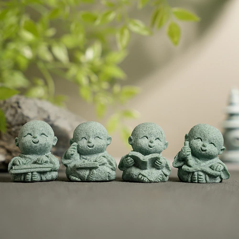 Set di ornamenti paesaggistici in stile zen cinese con pianoforte, scacchi, calligrafia e pittura, con un piccolo monaco, giardino di fiori, bonsai, rocce e pietre decorative