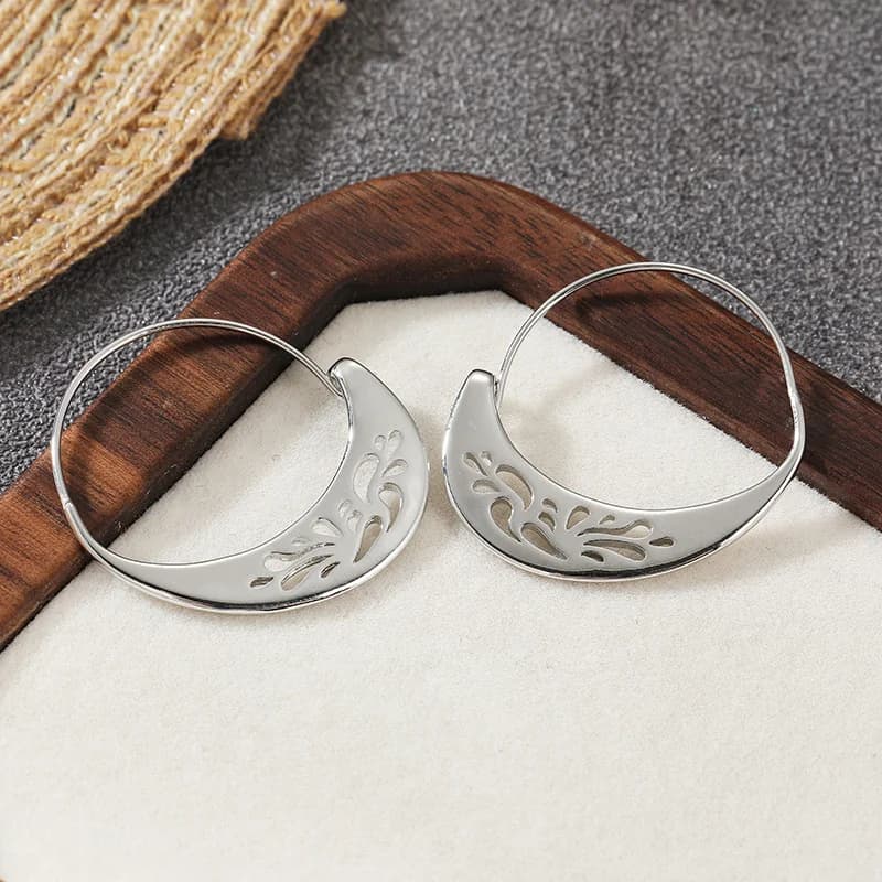 Women's Minimalist Vintage Hoop Earrings Hollow Out Carving Design Silver Plated Versatile Earrings Daily Fashion Jewelry