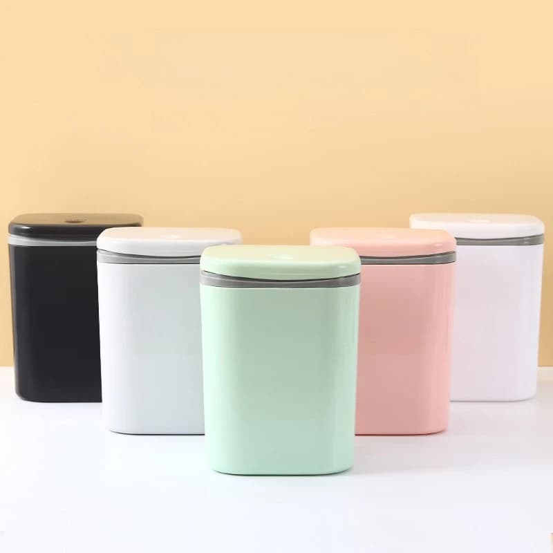 Piccola pattumiera da tavolo con coperchio a pressione per mini bidone dei rifiuti in plastica per dormitorio di casa e ufficio