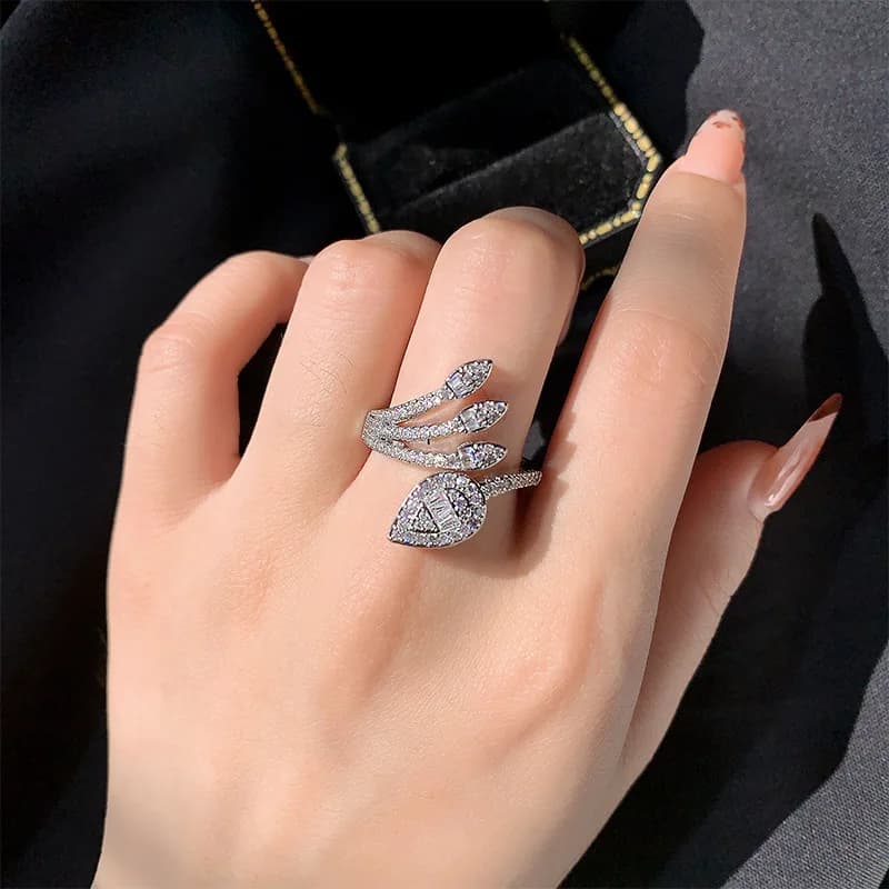 Anello a forma di foglia di design di moda di design leggero di lusso piccoli anelli di zircone in stile fresco per gioielli da sposa per feste da donna