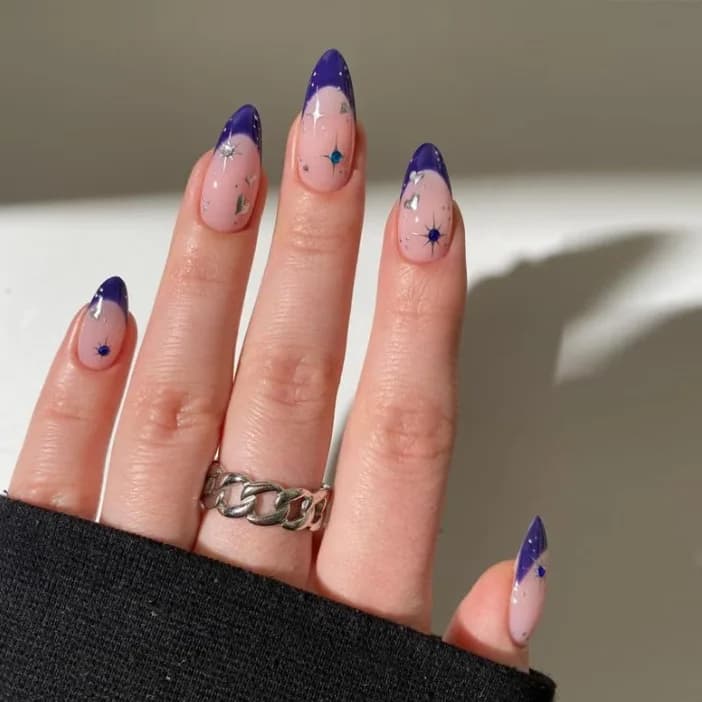 Nuovo Design Semplice per Unghie 2026: 24 Pezzi con Strass a Stella e Cuore, Unghie Finte Lunghe a Mandorla Blu Francese Effetto Sogno