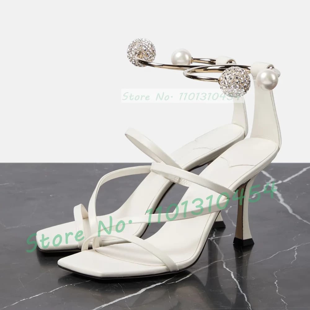Sandali con cinturino in pelle di mucca bianca donna Luxury Square Toe anello in metallo Crystal Ball Decor Shoes sandali eleganti Casual da donna