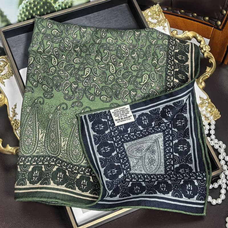 Sciarpa Bandana 70% Lana 30% Seta per Donna Primavera 2026 Stampa Paisley Verde in Seta e Lana Foulard Doppio Lato
