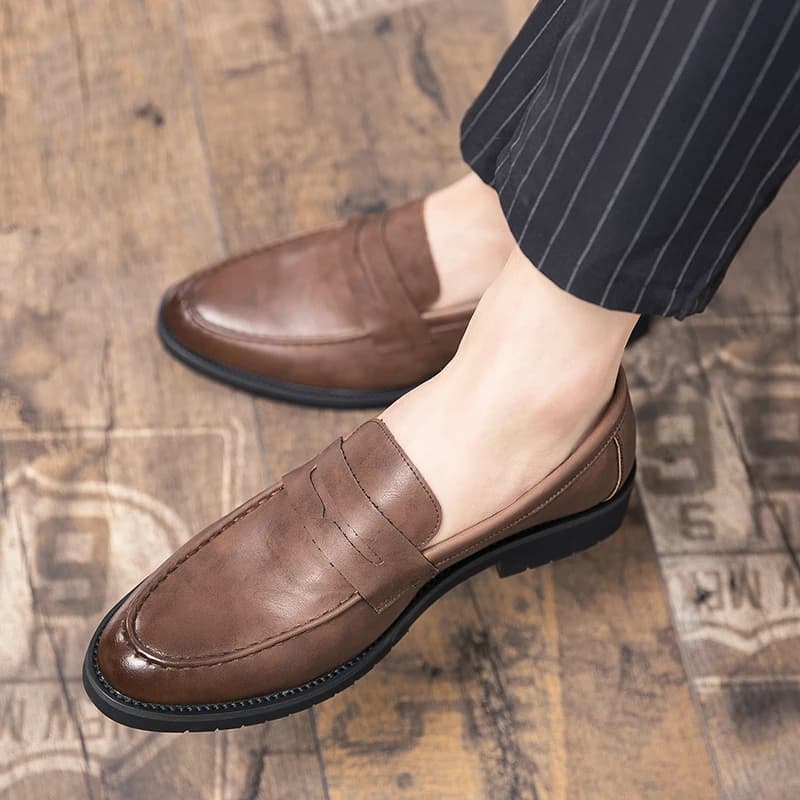 Nuove scarpe in morbida pelle traspirante da uomo Europa stazione casual mocassini giovanili in stile britannico con scarpe a fagioli da lavoro