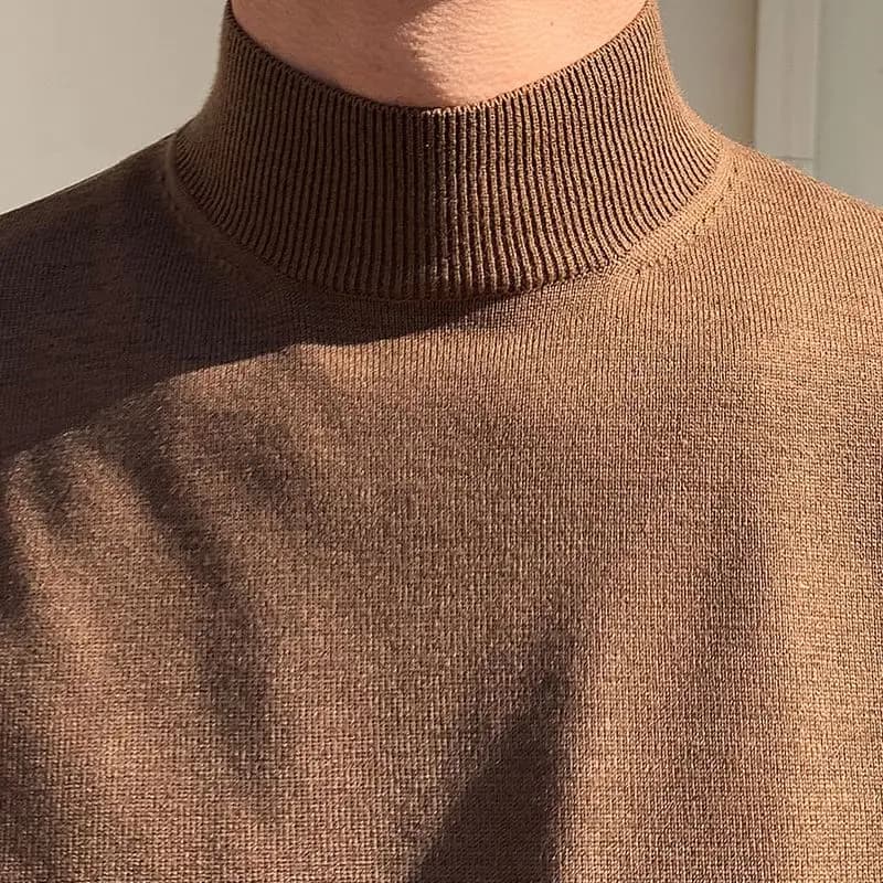 Maglione a mezzo dolcevita da uomo, maglione lavorato a maglia alla moda in stile coreano a maniche lunghe con camicia sul fondo, casual stile Hong Kong