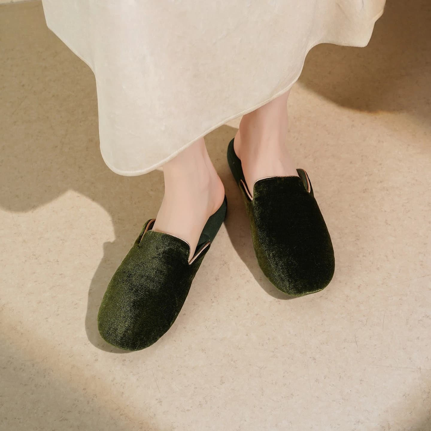 New women's indoor slippers in Chinese style for spring and autumn, warm hairy slippers with silk fabric, soft and silent sole
