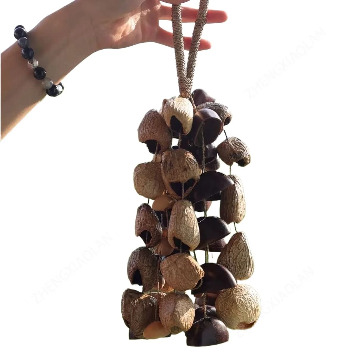 Campanella artigianale naturale in guscio di noce con suono curativo, ciondolo a forma di campanella a mano incisa, con sacchetto portafortuna.