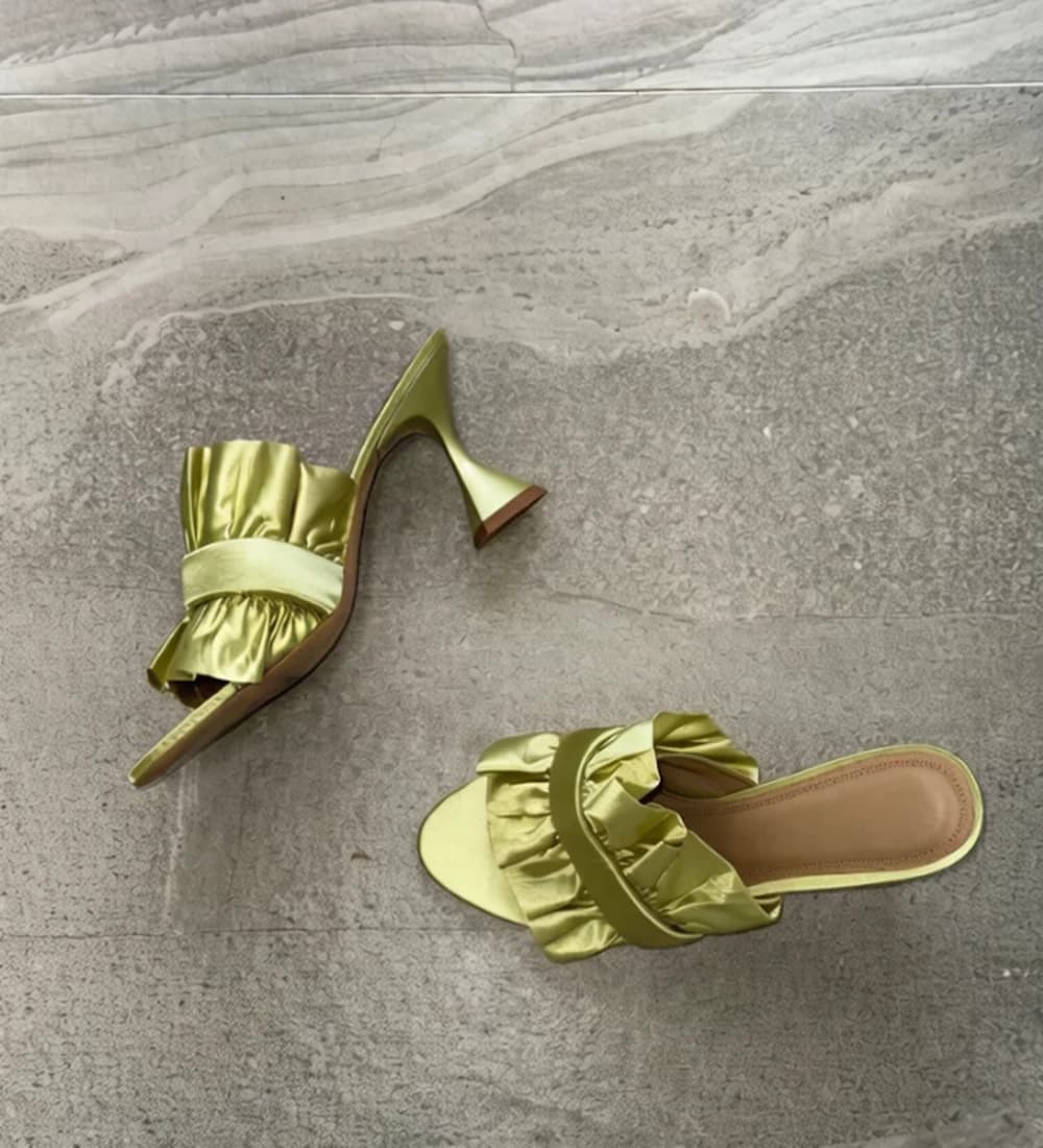 Eleganti Tacchi a Blocco Aperti in Raso Leggero con Volant e Design Senza Tallone, Stile Romantico per la Sera
