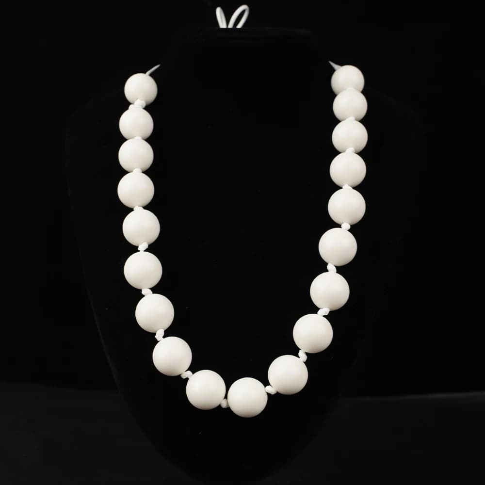 Una collana a forma di palla con corda regolabile che mescola perfettamente lo stile e il comfort per ogni occasione di gioielli da donna