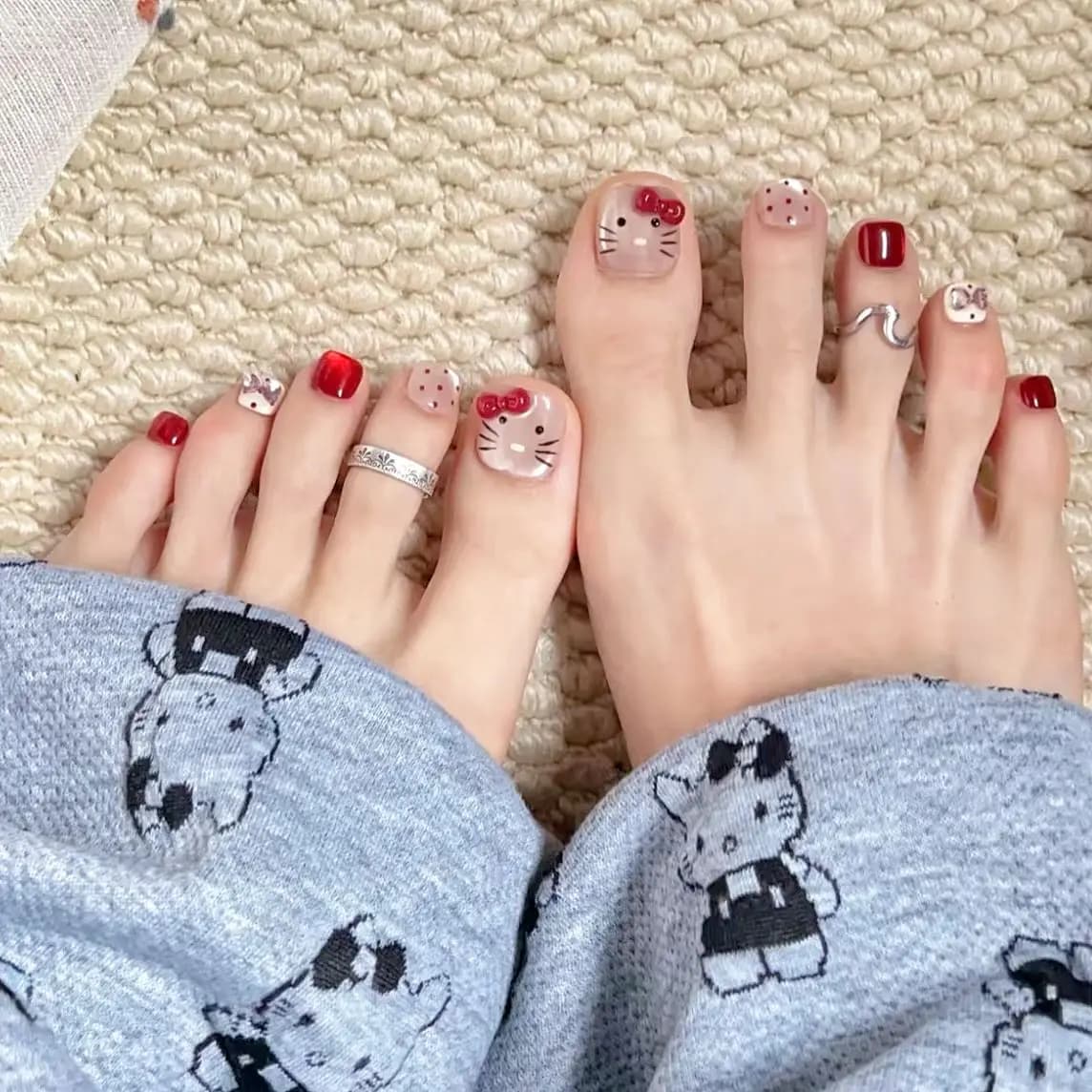 Sanrio Hello Kitty Adesivi per unghie con fiocco rosso Modello a goccia d'acqua Autoadesivo per unghie complete Unghie artificiali Set di smalti per unghie carini per ragazze