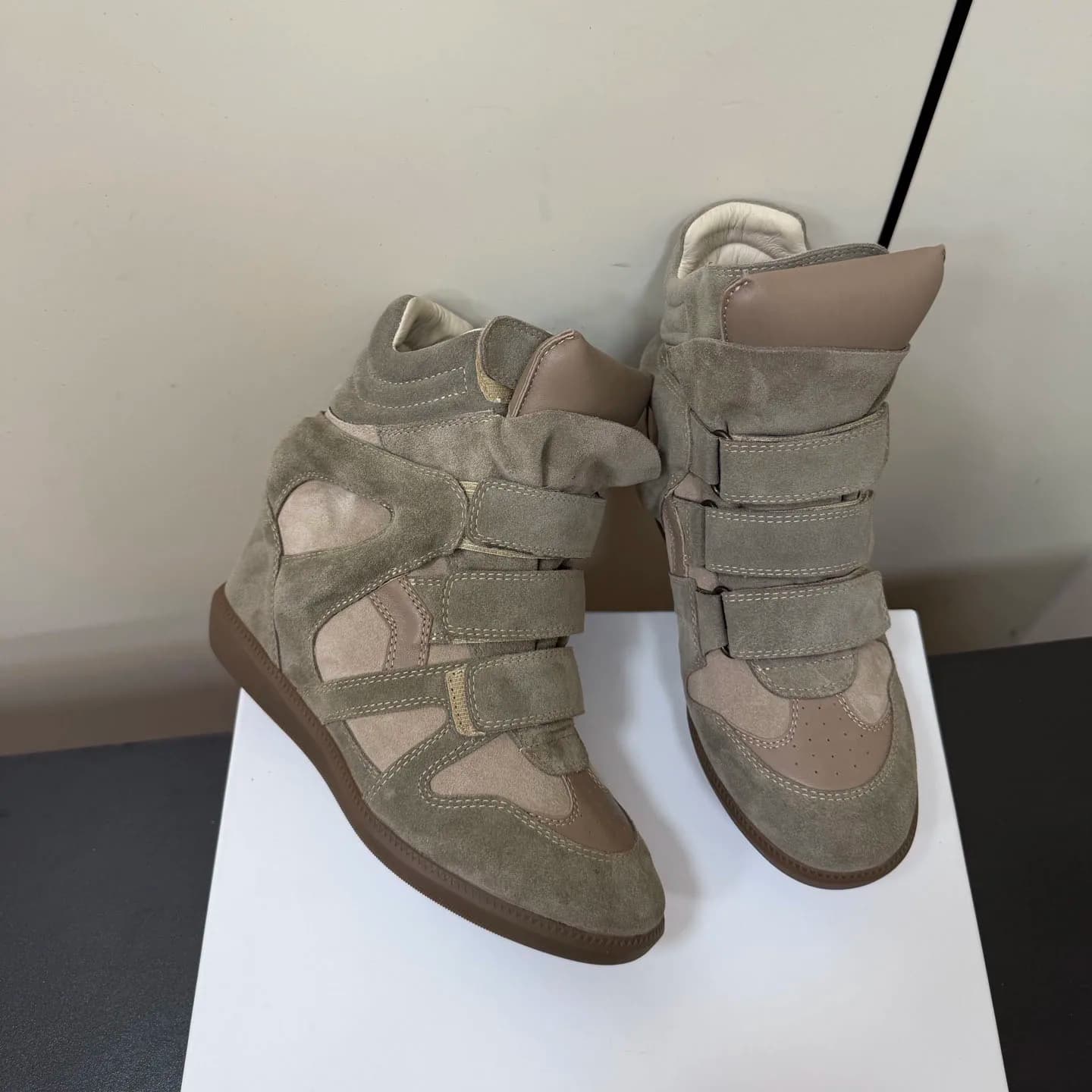 Sneakers con Zeppa in Camoscio per Donna, Scarpe con Tacco Nascosto e Chiusura in Velcro