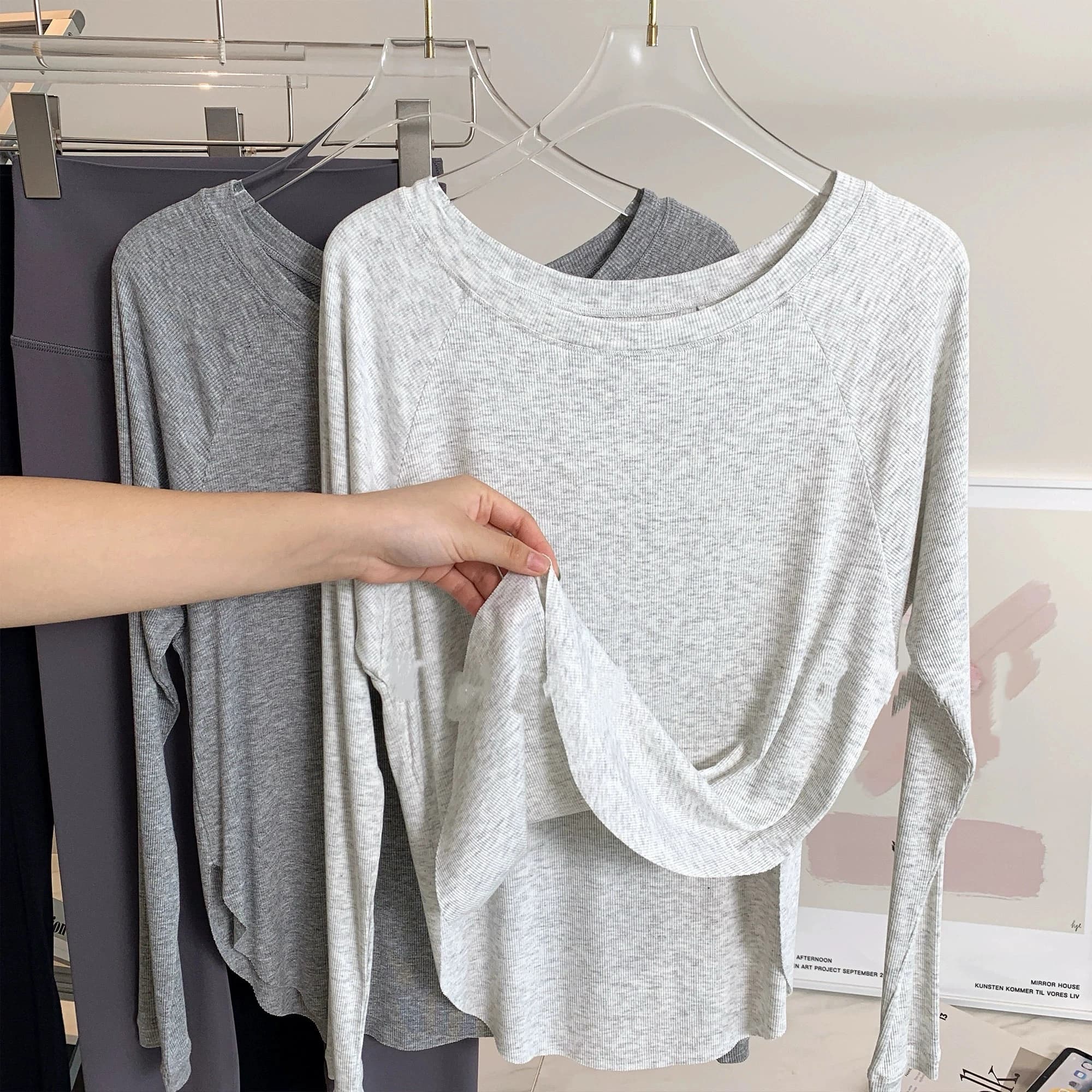 Women's long sleeve top for yoga and outdoor sports, wide fit, with uncovered shoulders, second skin effect, for Pilates and Fitness