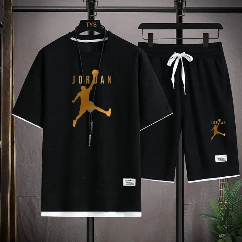 Nuovo completo estivo sportivo casual alla moda composto da t-shirt a maniche corte con scollo rotondo e pantaloncini traspiranti.