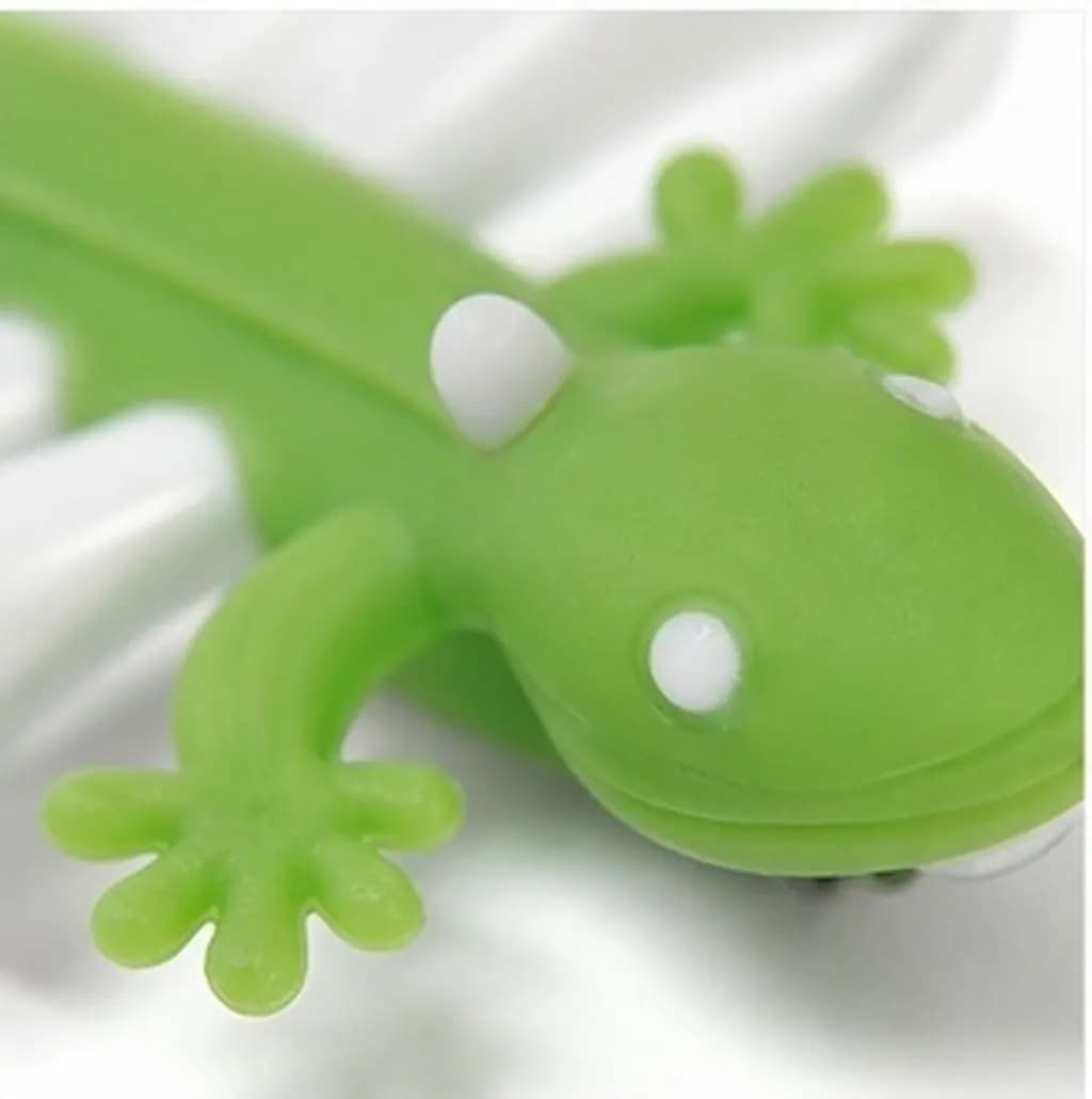 2Pcs Cartoon Gecko Silicone Golf Tee Holder Clip with Sturdy Metal Carabiner for Golf Bag Belt Driving Range Organizer Accessory
