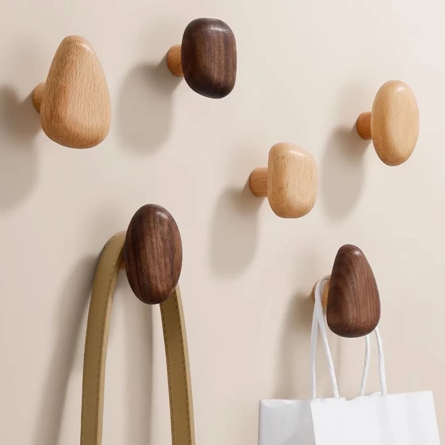 Ganci decorativi adesivi in legno a forma di ciottolo, senza foratura, per appendere borse e abiti a parete in cucina e casa
