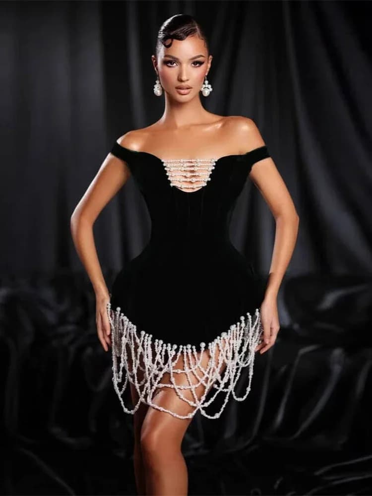 Abito sexy dalla fasciatura con nappe di perle con spalle scoperte Abito da donna con scollo a barchetta nero con perline Mini abiti aderenti Abiti da sera per feste