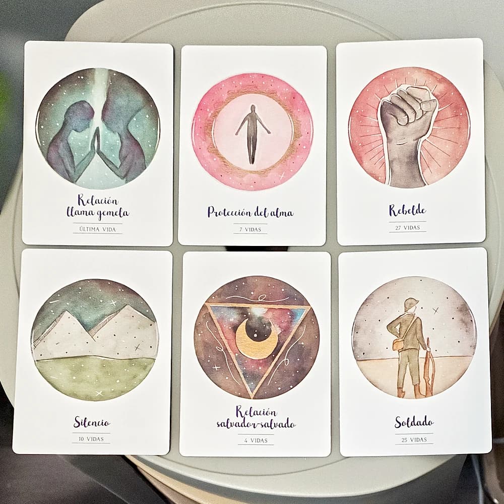 Past Lives Deck per la Guarigione dell'Anima dal Karm, Carte Oracolo delle Vite Precedenti, Edizione Spagnola, 42 Carte Goffrate Fronte-Retro, 10.5*7.5cm