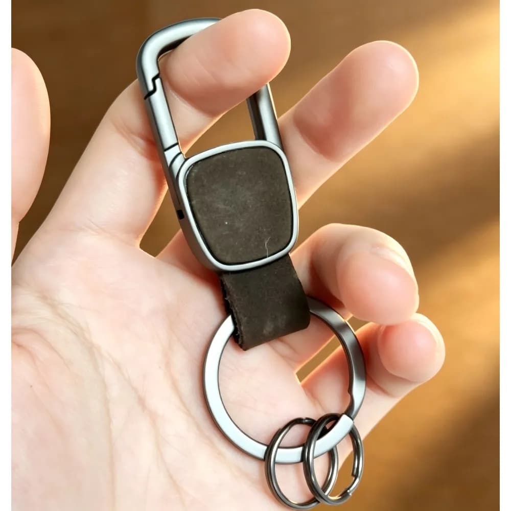 Portachiavi in Pelle di Vacchetta Opaca con Ciondolo in Metallo, Accessorio Auto Vintage con Incisione Laser, Regalo Personalizzato