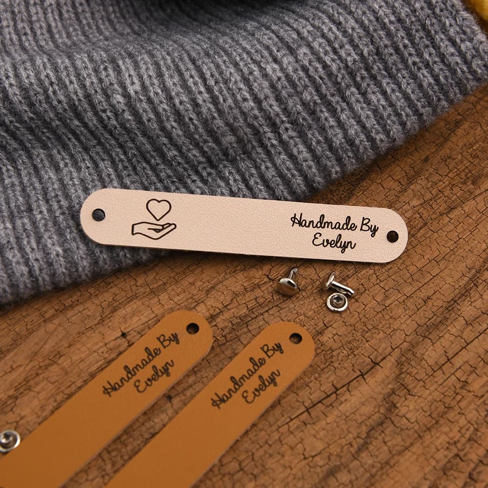 Etichette in Pelle Personalizzate, Incisione Laser 15x90mm 1mm, Pelle Ecologica con Rivetti Gratuiti per Fai-da-Te, Abbigliamento e Regali