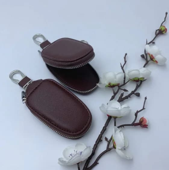 Men’s Casual Leather Key Organizer Bag Coffee Brown PU Leather with Metal Clip Zippered Multi-Functional Key Protection Pouch for Daily Use