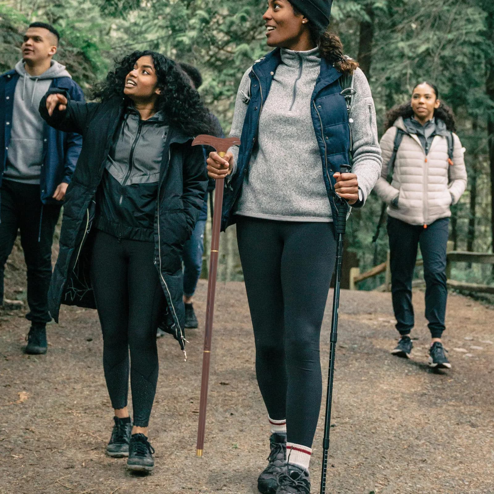 Trekking pole in solid wood, non-slip, lightweight, for hiking, camping, climbing and mountaineering.