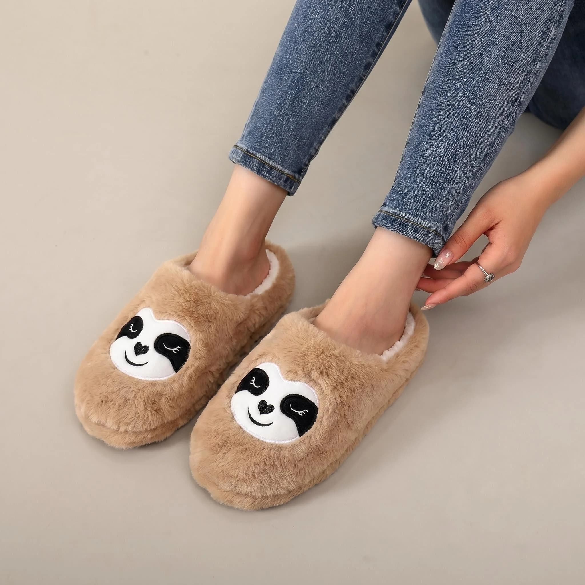 Un paio di pantofole in peluche color kaki con simpatico disegno di pappagallo pigro per uomo e donna, comode pantofole da casa in pelliccia sintetica con suole morbide, aspetto di un simpatico animale, pantofole da interno calde e antiscivolo, scarpe leggere, silenziose e confortevoli adatte per le donne, la prima scelta per i regali natalizi.