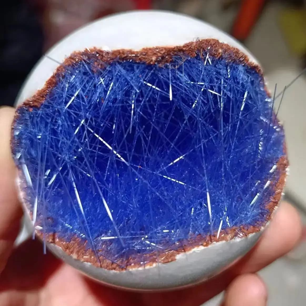 Capelli blu simbiotici di minerale di manganese al fosforo naturale, grappolo di cristallo di quarzo, pietra curativa minerale, sfera per divinazione smussata