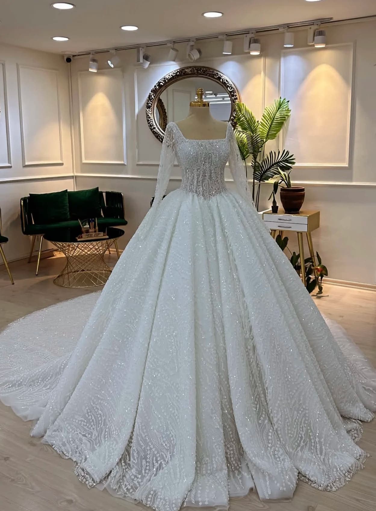 Abito da sposa personalizzato Flavinke con gonna a palloncino in cristallo, pizzo, scollo quadrato, maniche lunghe e strascico. Vestito da sposa.