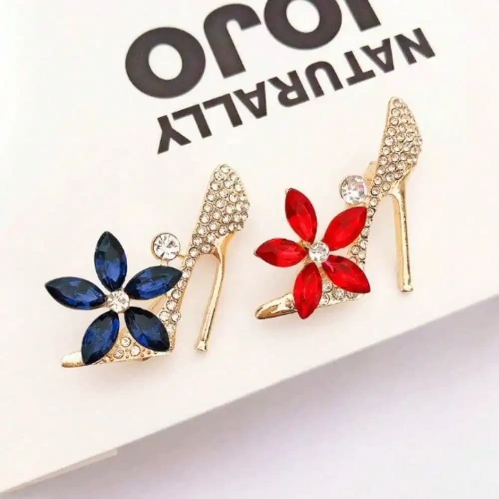 Nuova spilla di tendenza 2026, versione coreana, personalizzata e alla moda, a forma di scarpa con tacco alto rossa, con strass, versatile, fibbia per foulard in seta da donna