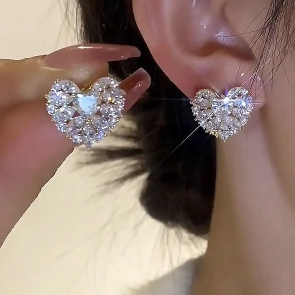 Super Sparkling Cold Style Heart Stud Earrings for Women, Fashion Light Luxury High-End Earrings, Minimalist Niche Design with Elegant Temperament, Popular All-Match Daily Jewelry Accessory