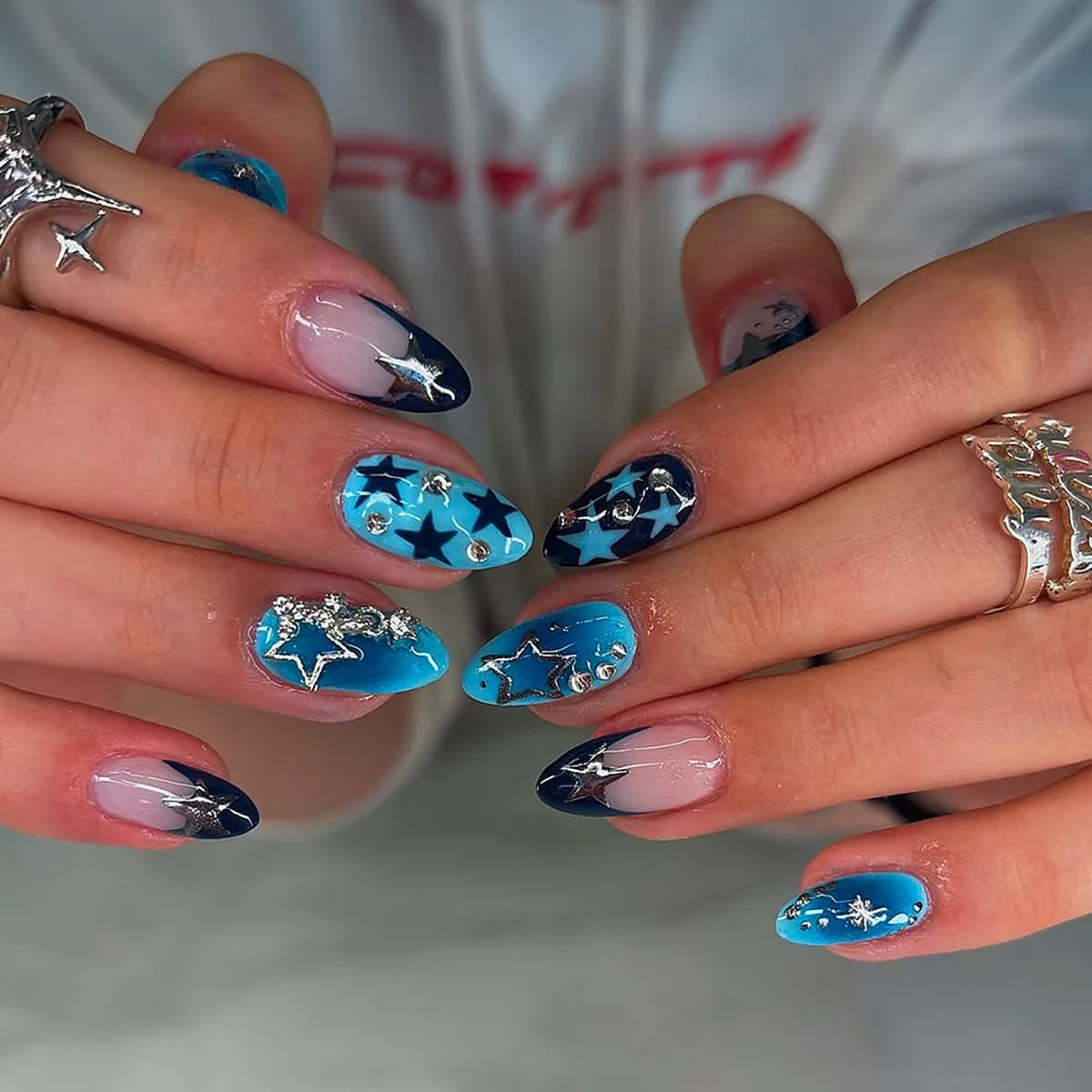 Set di 24 Unghie Finte Blu Oceano Sfumato con Glitter Argento e Stelle, Design a Mandorla, Unghie Finte Corte Ovali, Manicure Adorabile e Pronta all'Uso