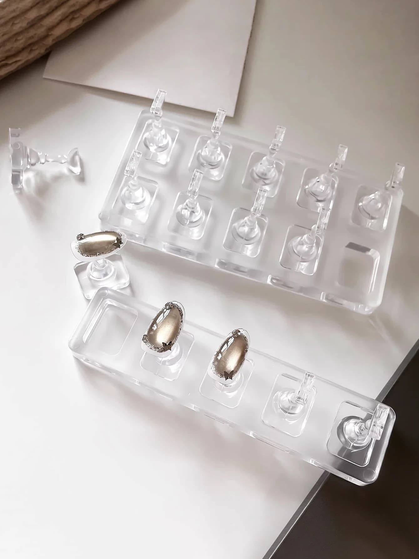 Supporto Espositivo per Nail Art in Acrilico Trasparente con Magnete Effetto Occhio di Gatto, Base a Pezzo di Scacchi Non Magnetica per Punte Unghie e Unghie Finte
