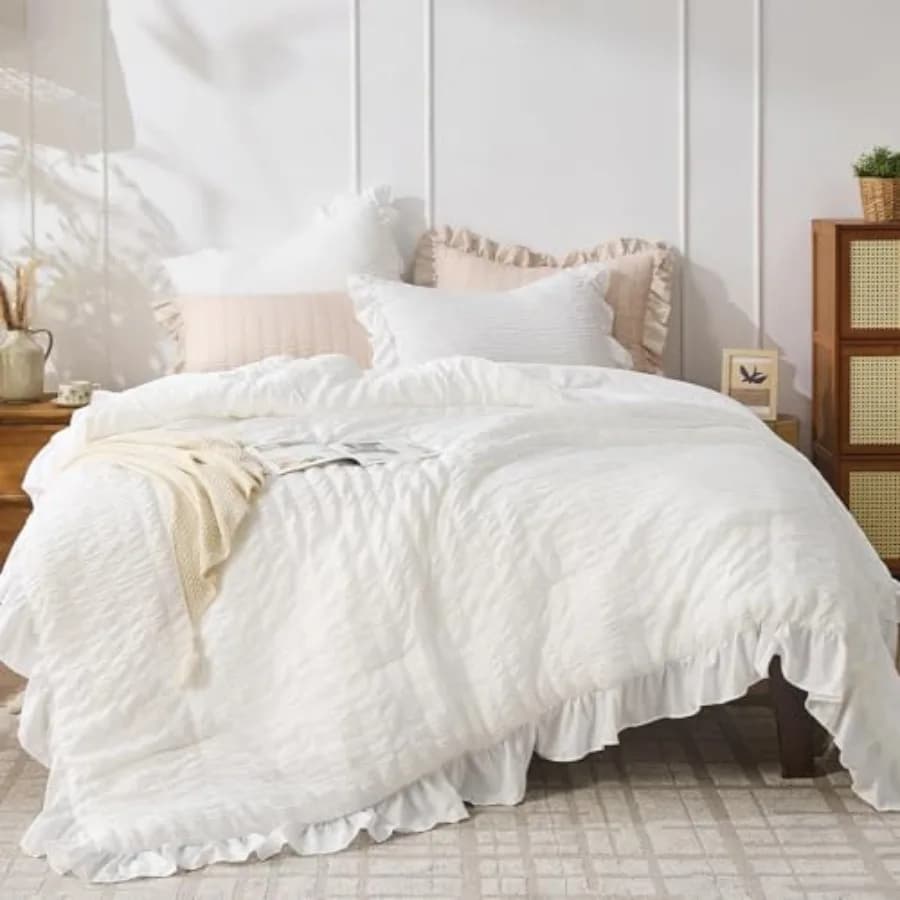 Set Copripiumino Bianco 3 Pezzi con Volant in Seersucker per Tutte le Stagioni, Leggero e Morbido, Stile Shabby Chic per Donna