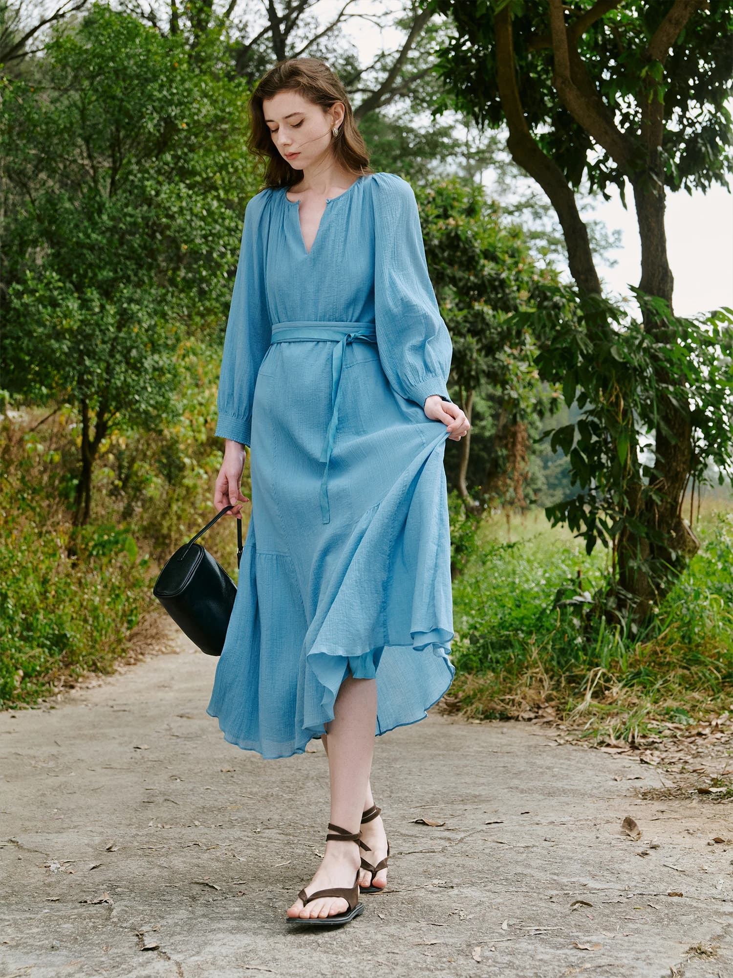 Abito Affinity Summer Breeze in cotone crepe di salice intessuto su misura, con taglio deconstruito e fascia in vita, stile gonna da fata U6317V1