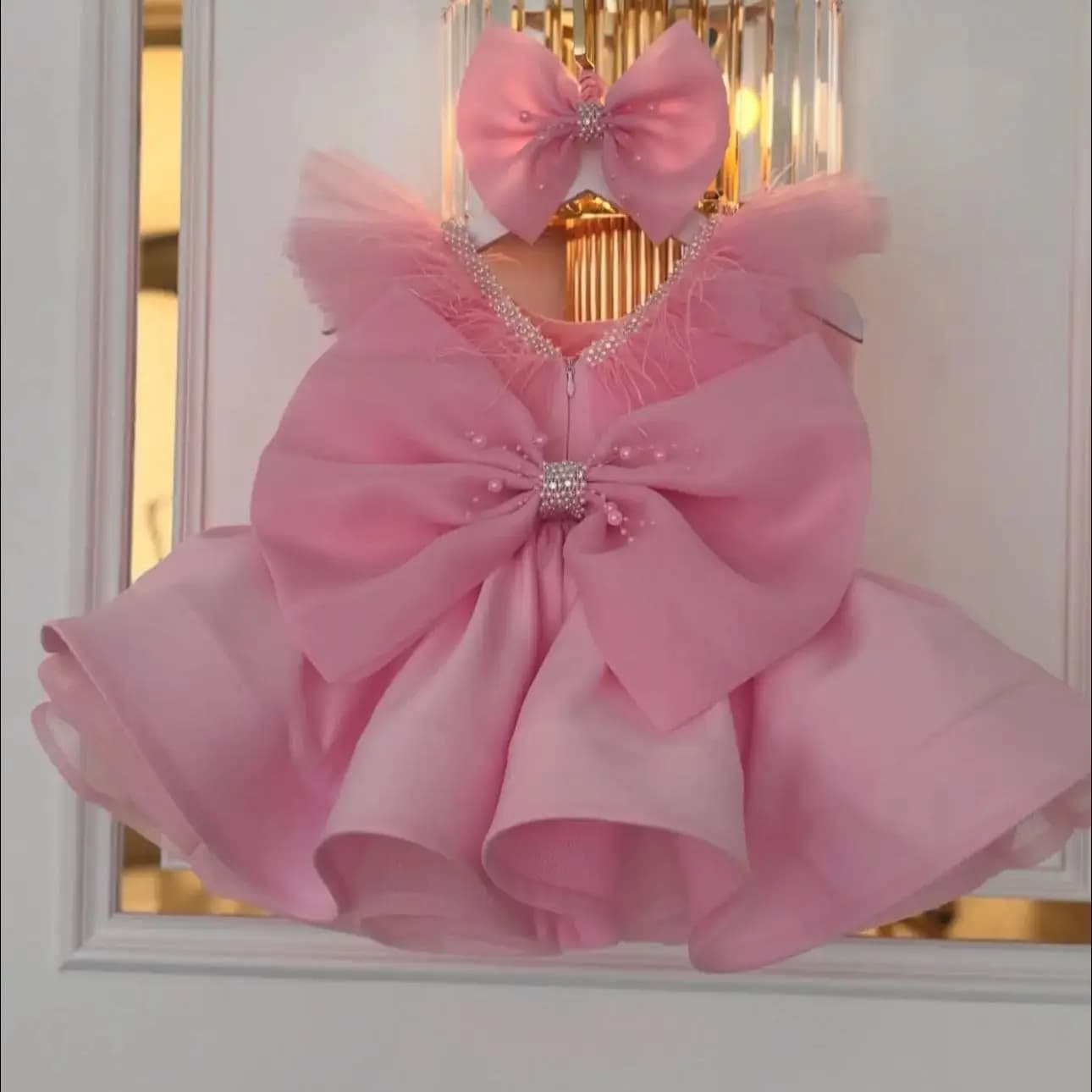Abiti da ragazza di fiore con piume rosa per matrimonio Lettiera con perline personalizzata Abiti da compleanno per bambini Abiti da prima comunione