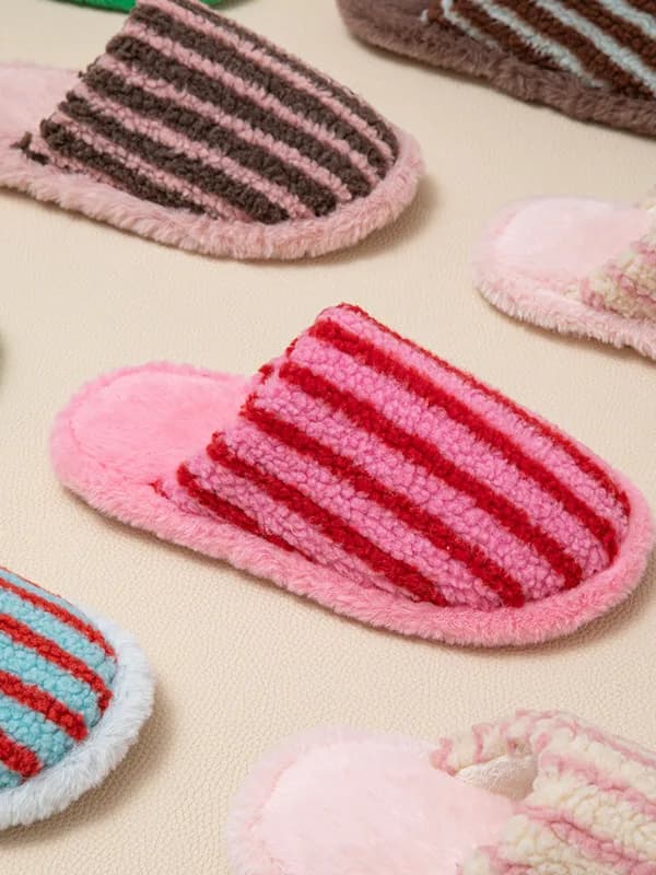 Pantofole da casa da donna in pelliccia sintetica, slip-on, a blocchi di colore, a righe, con punta chiusa, in morbido cotone, per ragazze