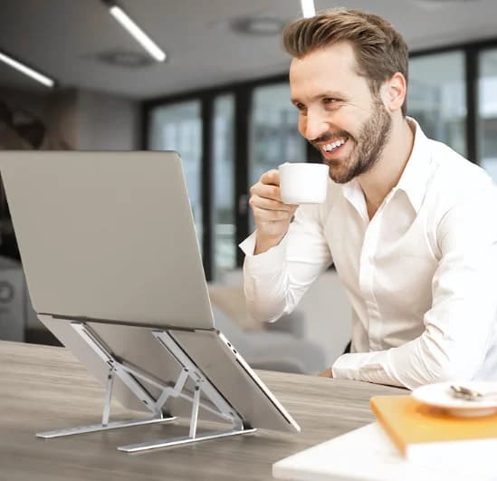 Supporto per Laptop in Alluminio Regolabile e Pieghevole - Rialzo Ergonomico Portatile per Notebook, Supporto da Scrivania per Tutti i Marchi e Dimensioni di Laptop