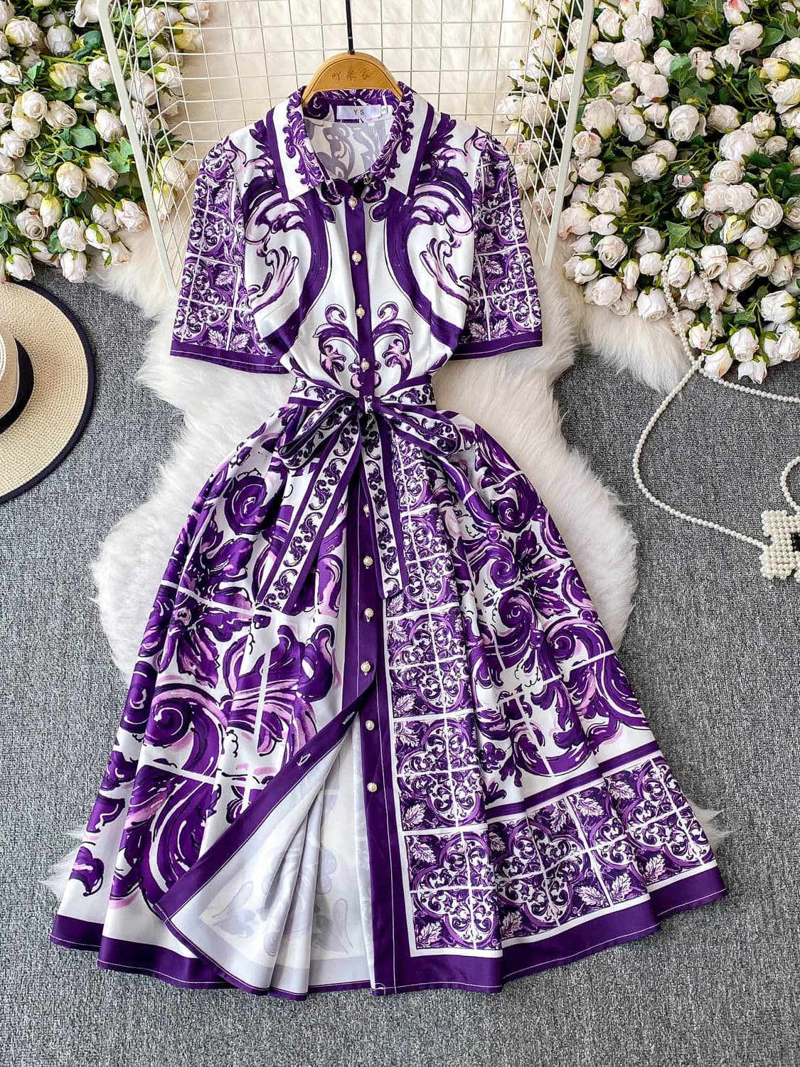 Gonna lunga estiva slim fit da donna a vita alta con stampa viola, maniche corte, abbottonatura singola, colletto a risvolto e cintura in vita
