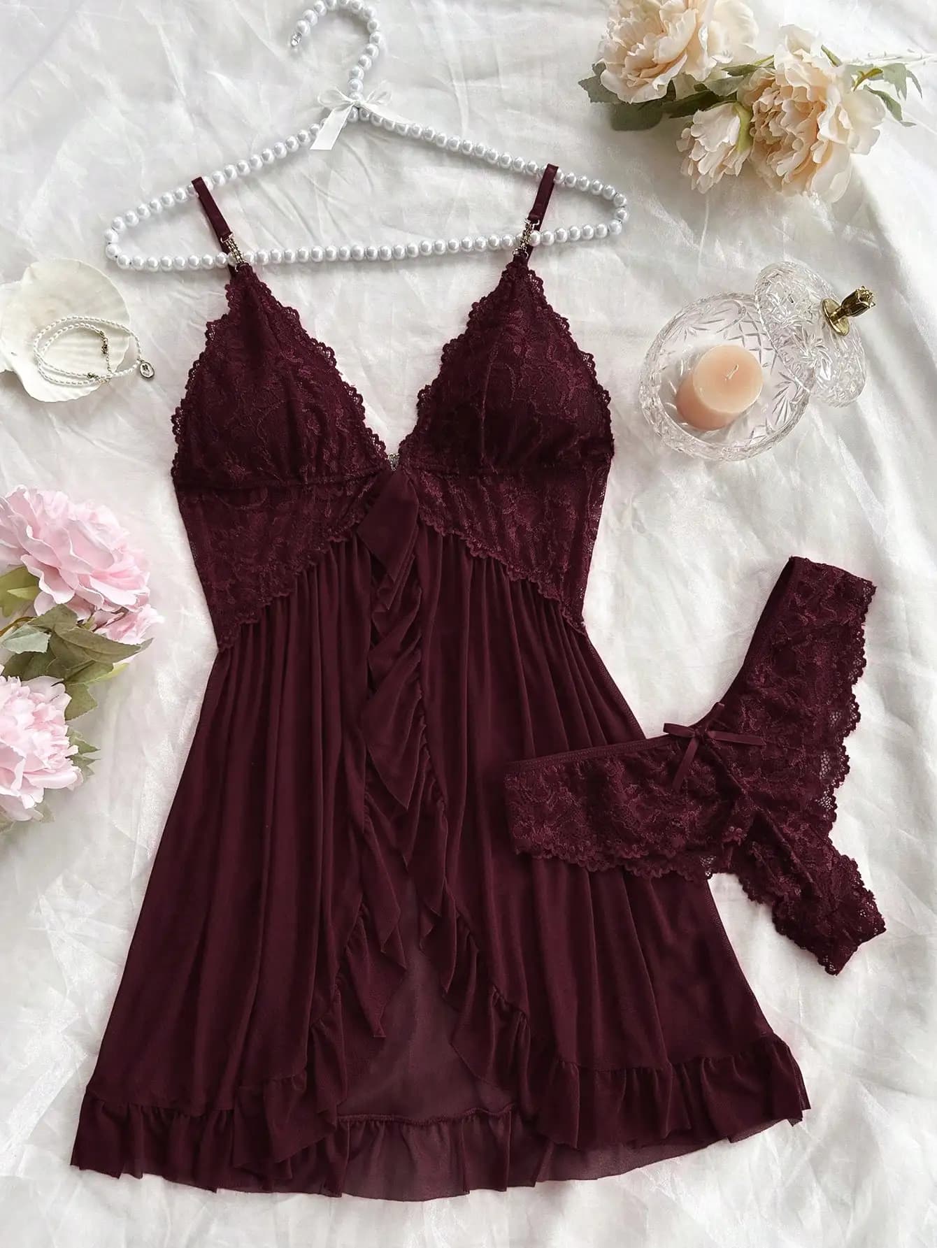 Set di camicia da notte e slip abbinati in pizzo bordeaux da donna, scollo a V con orlo arricciato per un abbigliamento da notte romantico
